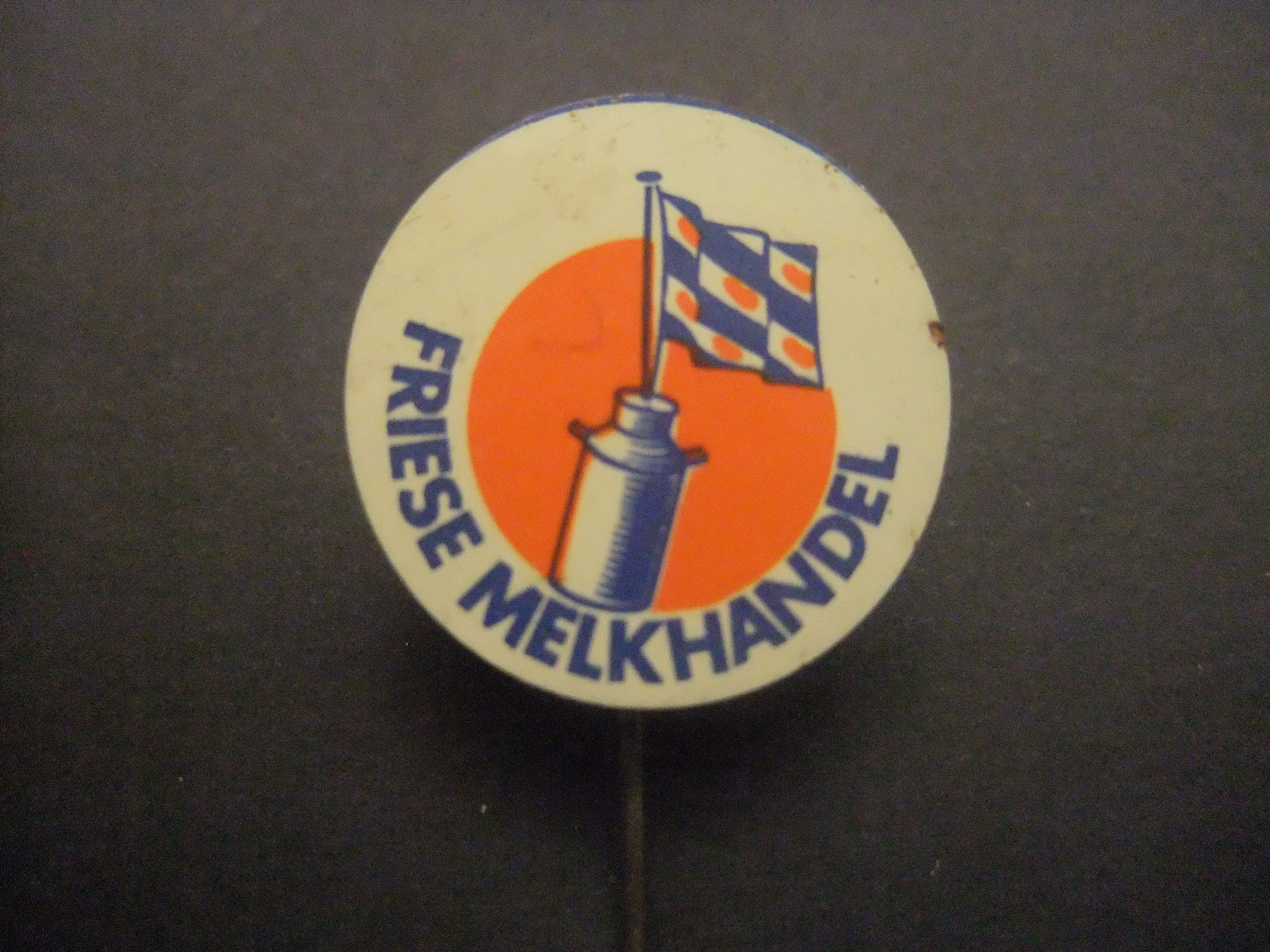 Friese melkhandel ( melkboer) oude melkbus met vlag van Friesland